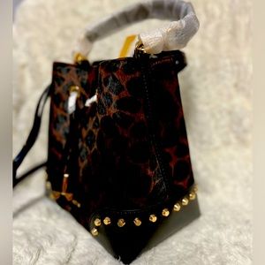 This is a brand new purse and very beautiful in person…